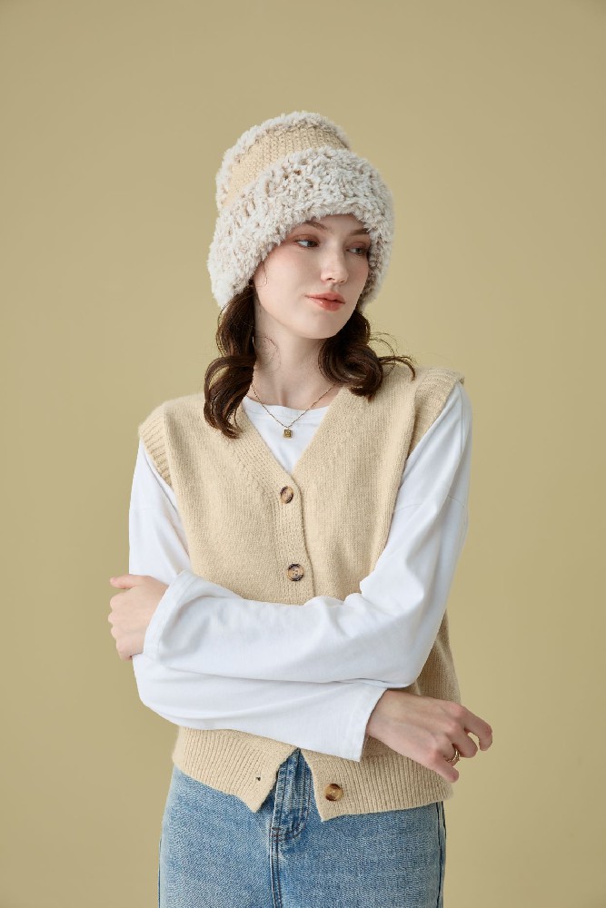 WOMAN KNITTED WARM HATS