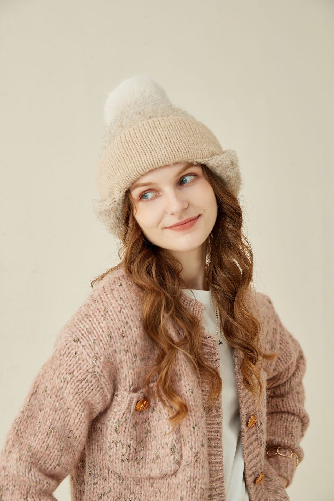 WOMAN WINTER KNITTED HATS