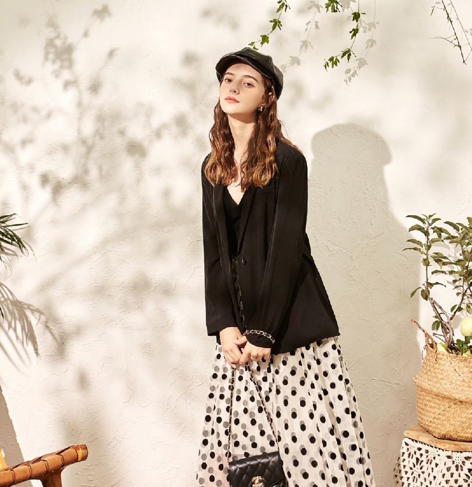 COMFORTABLE LEATHER WOMAN BERET
